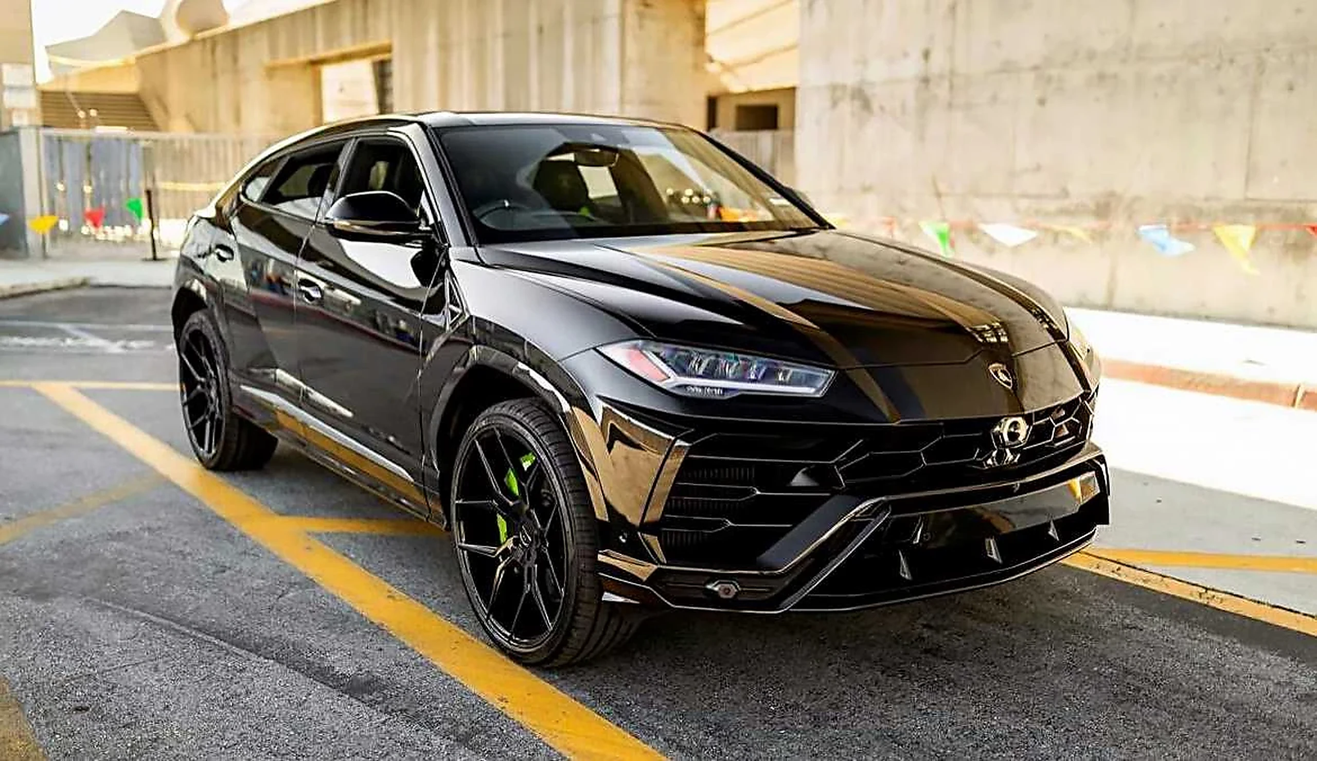 Lamborghini Urus detail relevant to weekly & monthly rentals on RENT MIAMI LUXURY