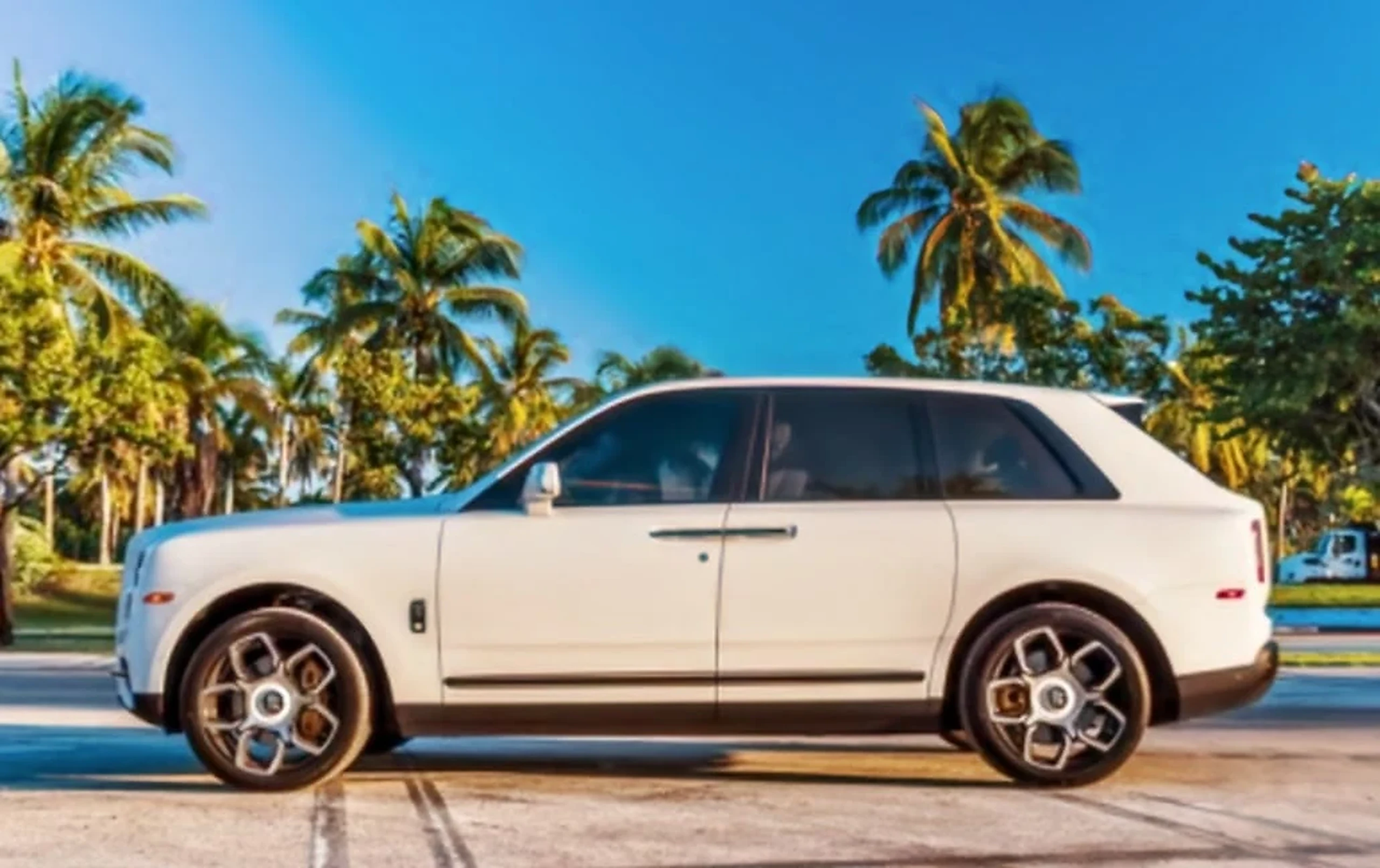 Rolls-Royce Cullinan Black Badge detail relevant to miami villa car delivery on RENT MIAMI LUXURY